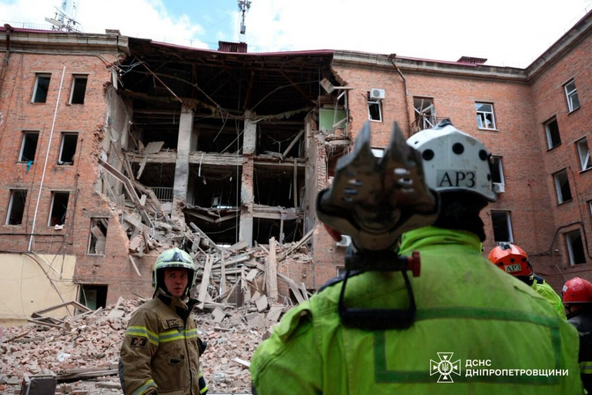 Ataques russos deixam mortos e feridos no centro-leste da Ucrânia