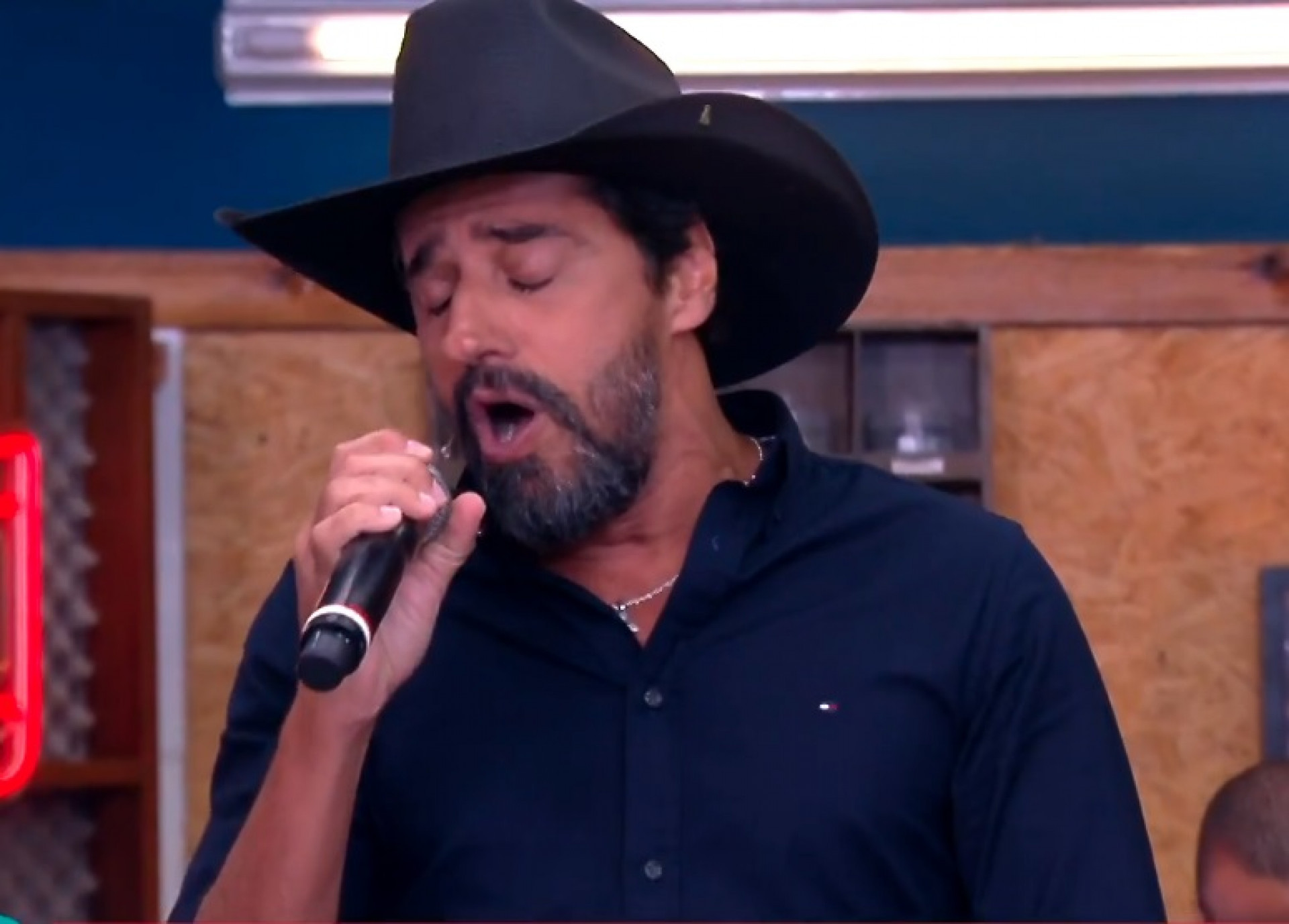 Alberto Cowboy solta a voz no 'É de Casa' e divide opiniões