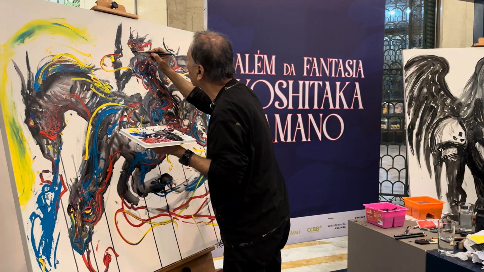 Yoshitaka Amano pintando na inaugura&ccedil;&atilde;o da exposi&ccedil;&atilde;o - Divulga&ccedil;&atilde;o / CCBB
