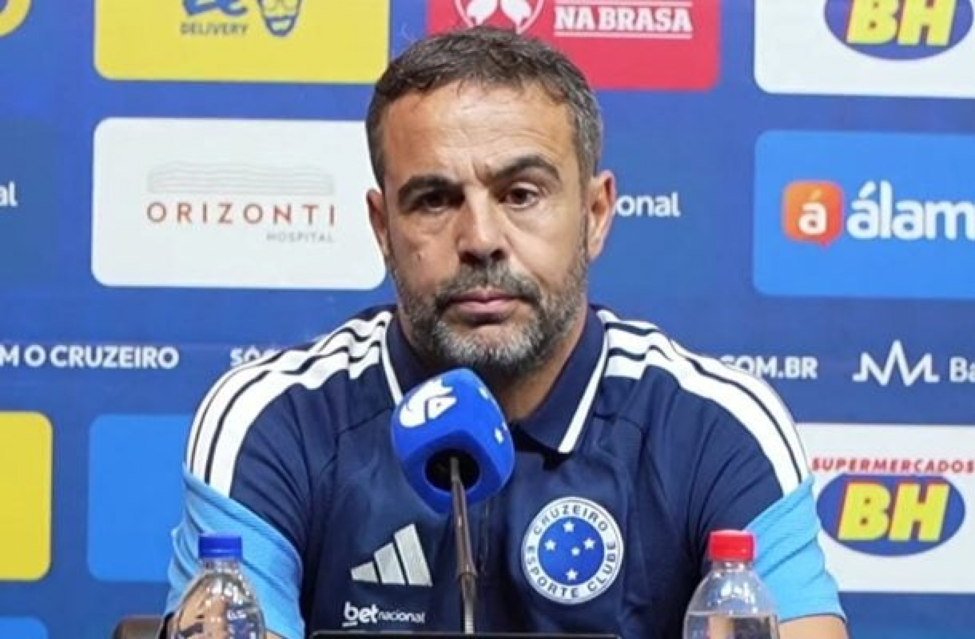 Artur Jorge elogia o Cruzeiro em vit&oacute;ria, mas critica o gramado