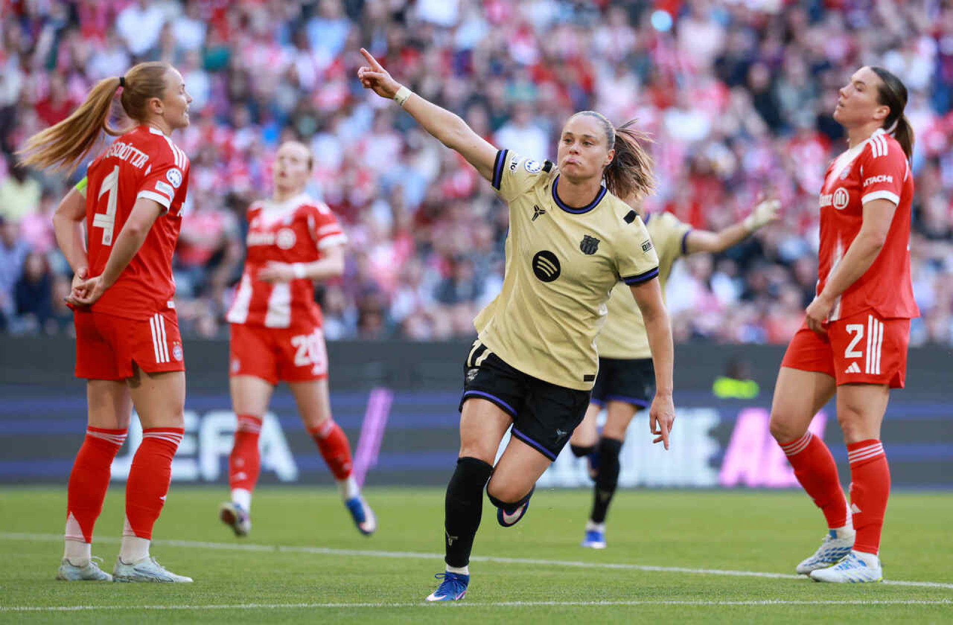 Bayern e Barcelona abrem semifinal da Champions feminina com empate