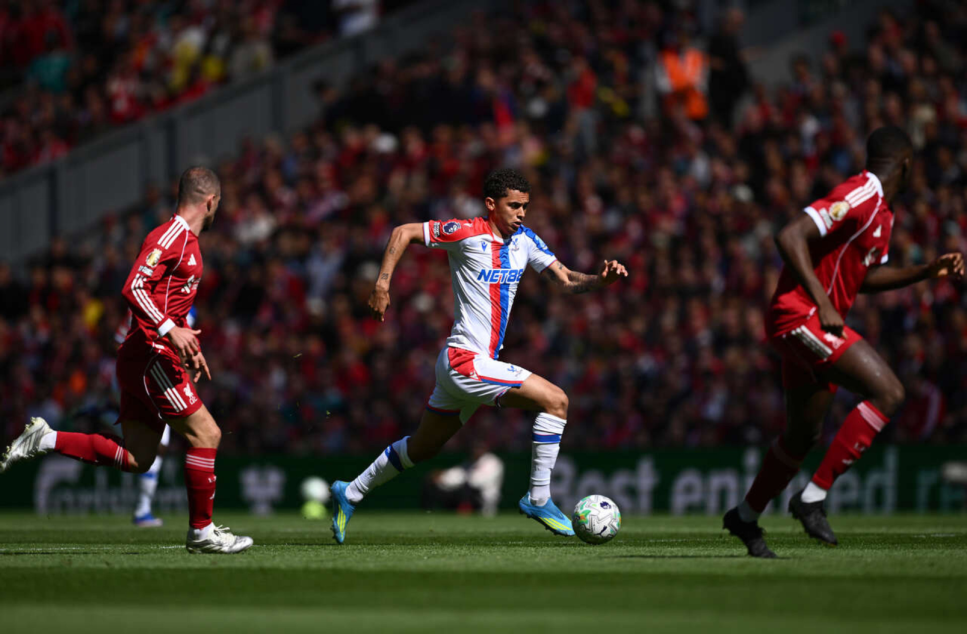 Liverpool vence o Crystal Palace e se aproxima da Champions