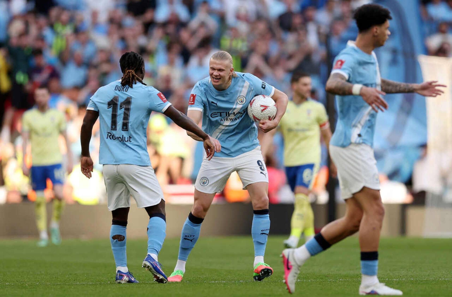 City vira no fim, bate o Southampton e chega &agrave; quarta final seguida na Copa da Inglaterra