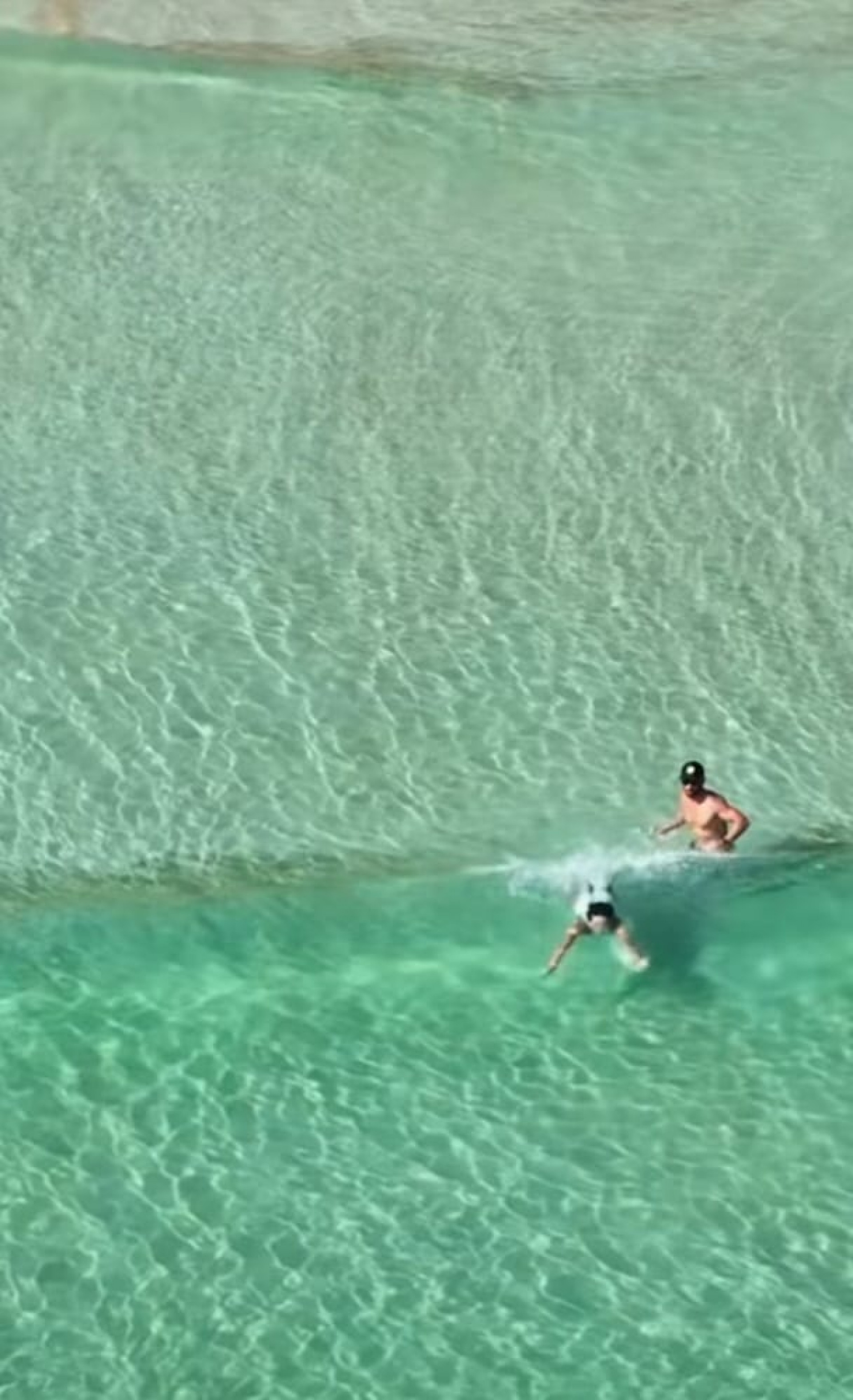 Turistas curtem  &aacute;guas cristalinas de Lopes Mendes - Divulga&ccedil;&atilde;o/Reprodu&ccedil;&atilde;o rede social