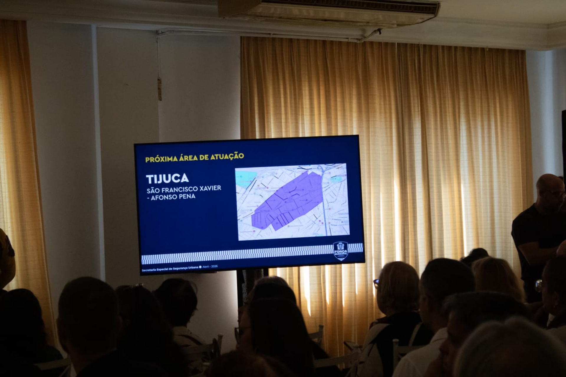 Prefeito se reúne com tijucanos para anunciar atuação da Força Municipal - Érica Martin/Agência O DIA