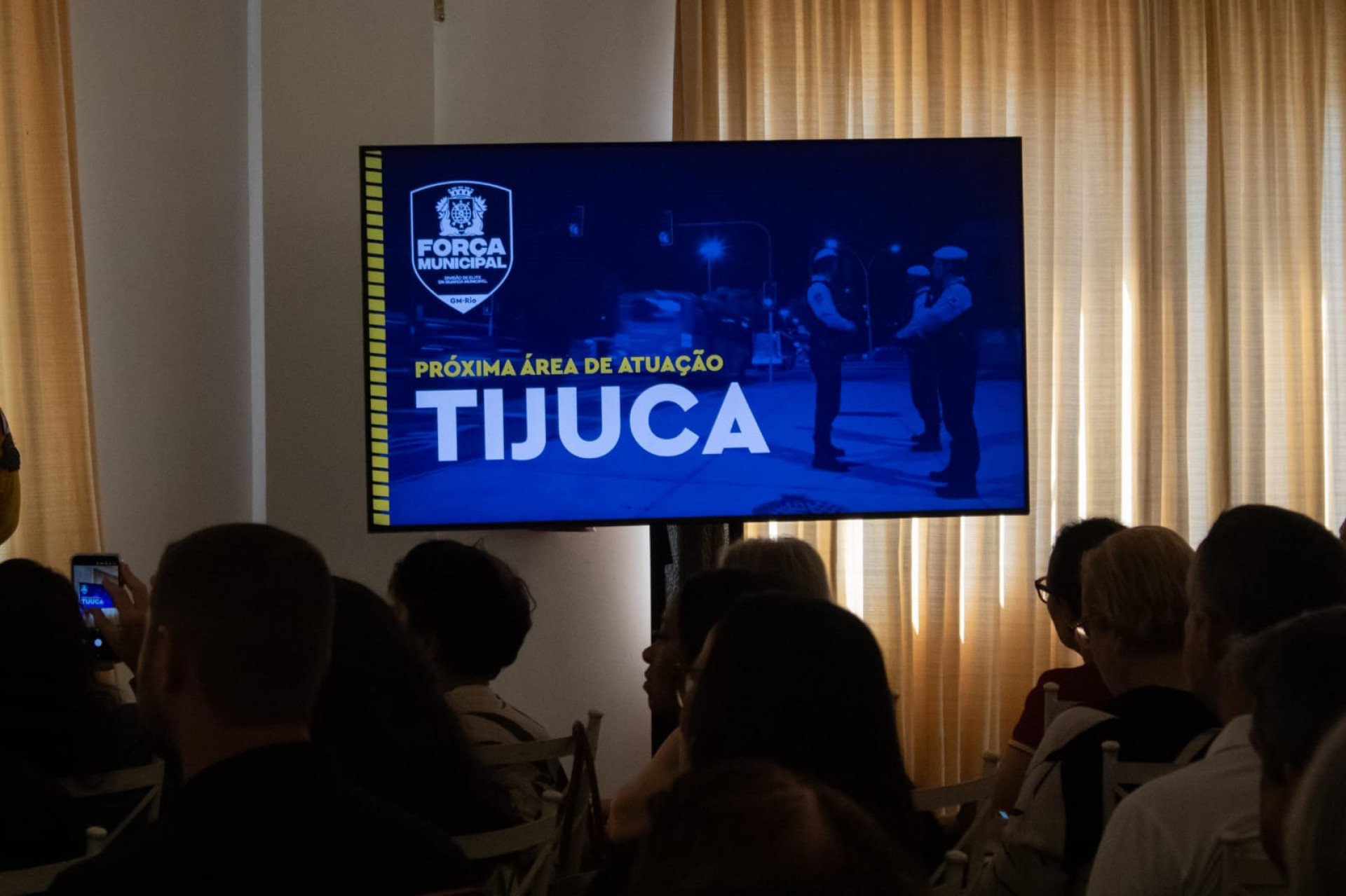 Prefeito se reúne com tijucanos para anunciar atuação da Força Municipal - Érica Martin/Agência O DIA