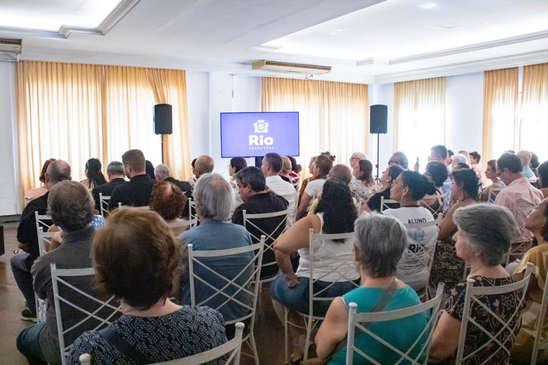 Prefeito se reúne com tijucanos para anunciar atuação da Força Municipal - Érica Martin/Agência O DIA