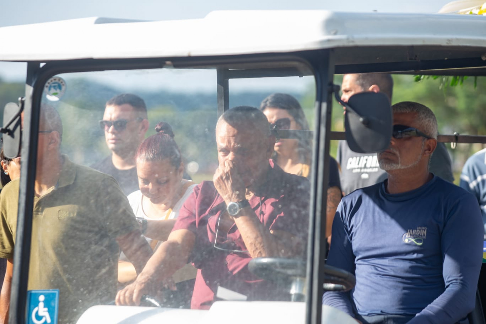 Familiares do PM Everaldo Marcelino de Sant'Ana Júnior se emocionaram no enterro - Érica Martin / Agência O Dia