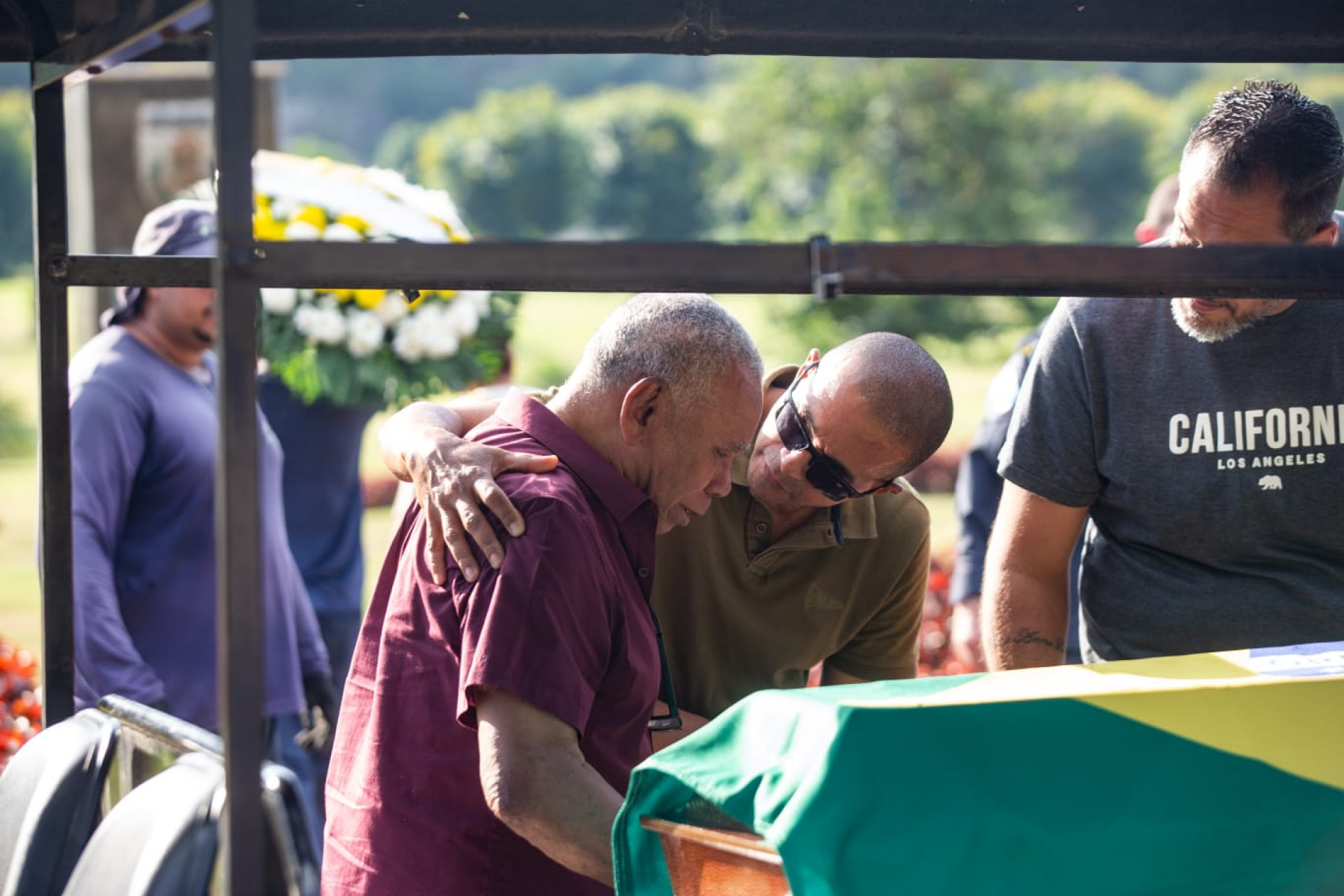 Familiares do PM Everaldo Marcelino de Sant'Ana Júnior se emocionaram no enterro - Érica Martin / Agência O Dia