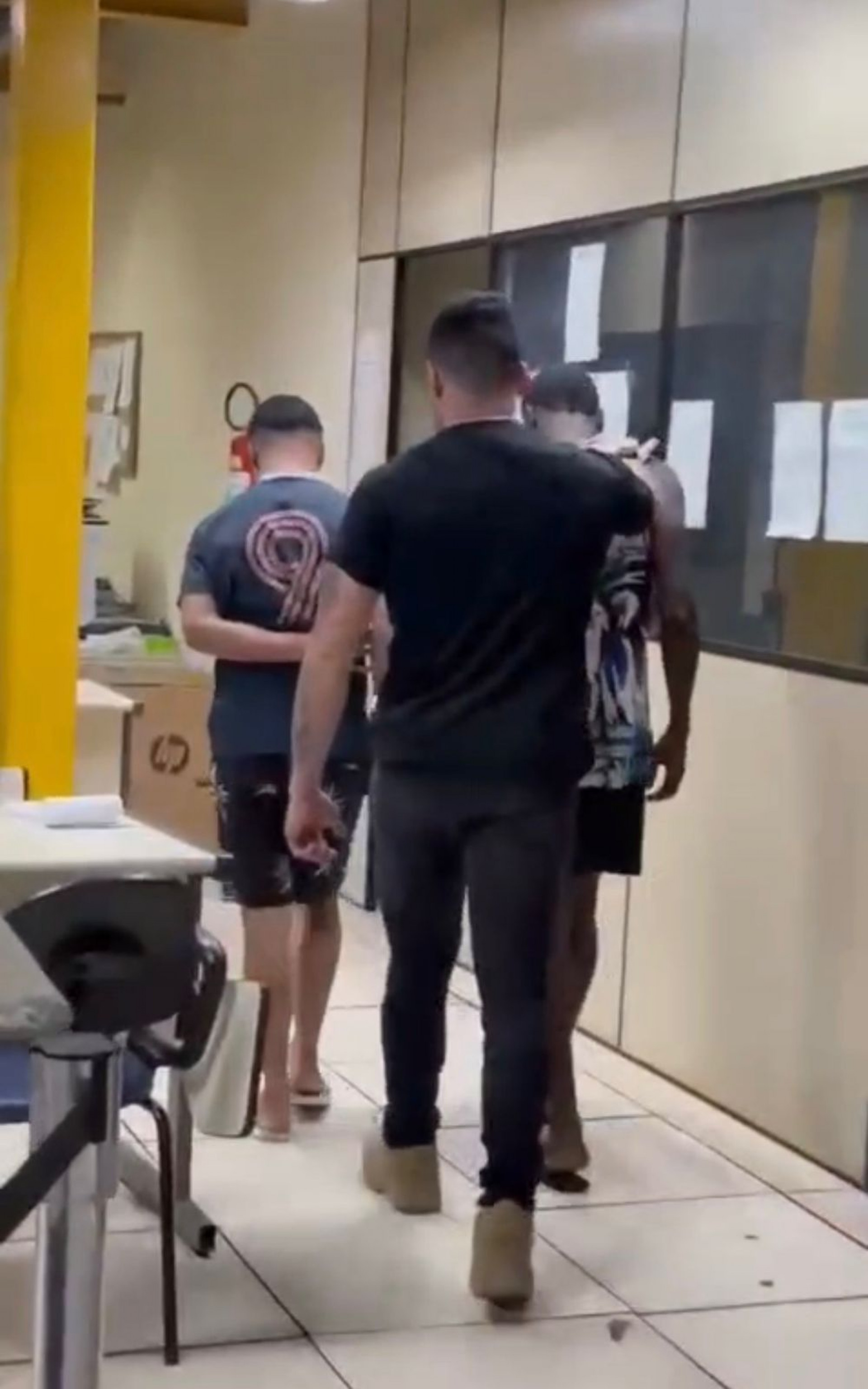 Assaltantes foram presos em flagrante e encaminhados à 38ª DP (Brás de Pina)