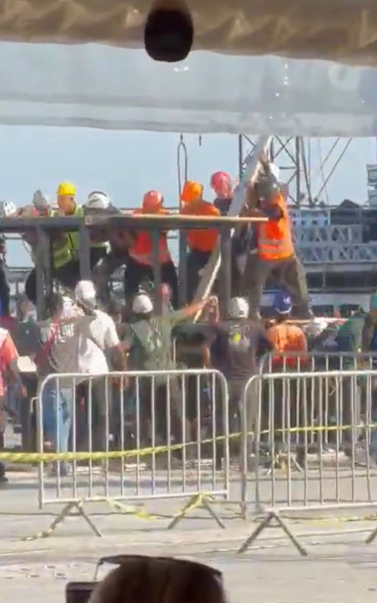 Colegas do oper&aacute;rio ajudaram a solt&aacute;-lo da estrutura do palco - Reprodu&ccedil;&atilde;o / Redes sociais