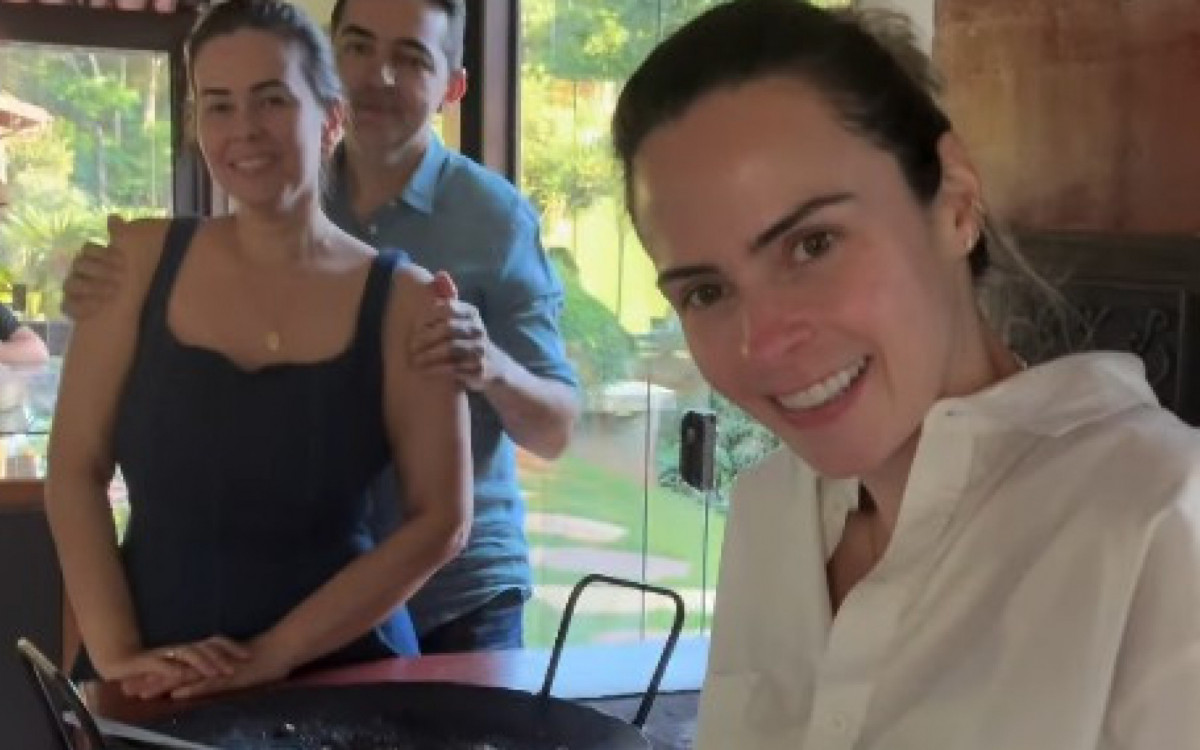 Ana Paula Renault reencontra amigos e reage à brincadeira sobre prêmio do 'BBB 26'