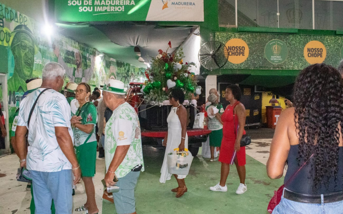 Integrantes do Imp&eacute;rio Serrano em carreata em homenagem a S&atilde;o Jorge