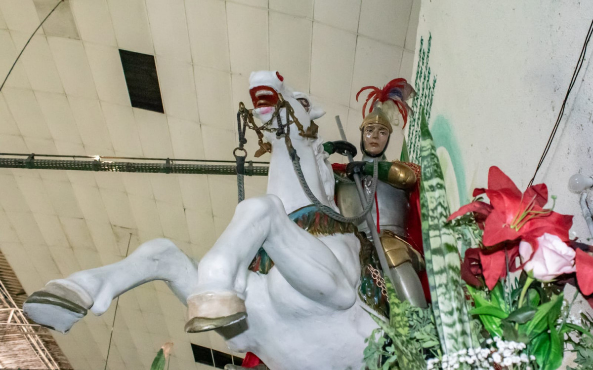 Carreata do Imp&eacute;rio Serrano percorreu ruas da Zona Norte em homenagem a S&atilde;o Jorge