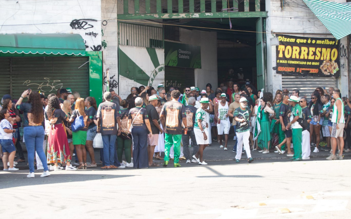 Integrantes do Imp&eacute;rio Serrano em carreata em homenagem a S&atilde;o Jorge