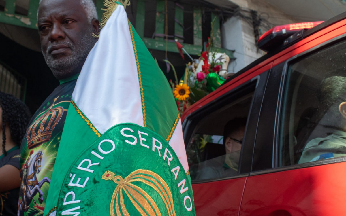 Integrantes do Imp&eacute;rio Serrano em carreata em homenagem a S&atilde;o Jorge