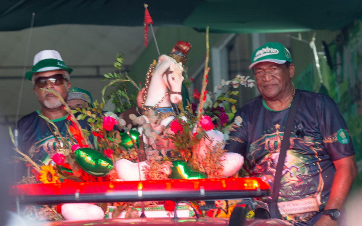 Carreta de S&atilde;o Jorge do Imp&eacute;rio Serrano percorreu ruas da Zona Norte