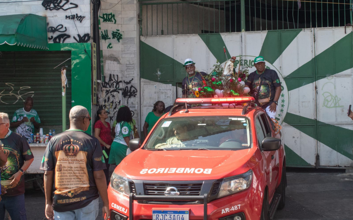 Integrantes do Imp&eacute;rio Serrano em carreata em homenagem a S&atilde;o Jorge