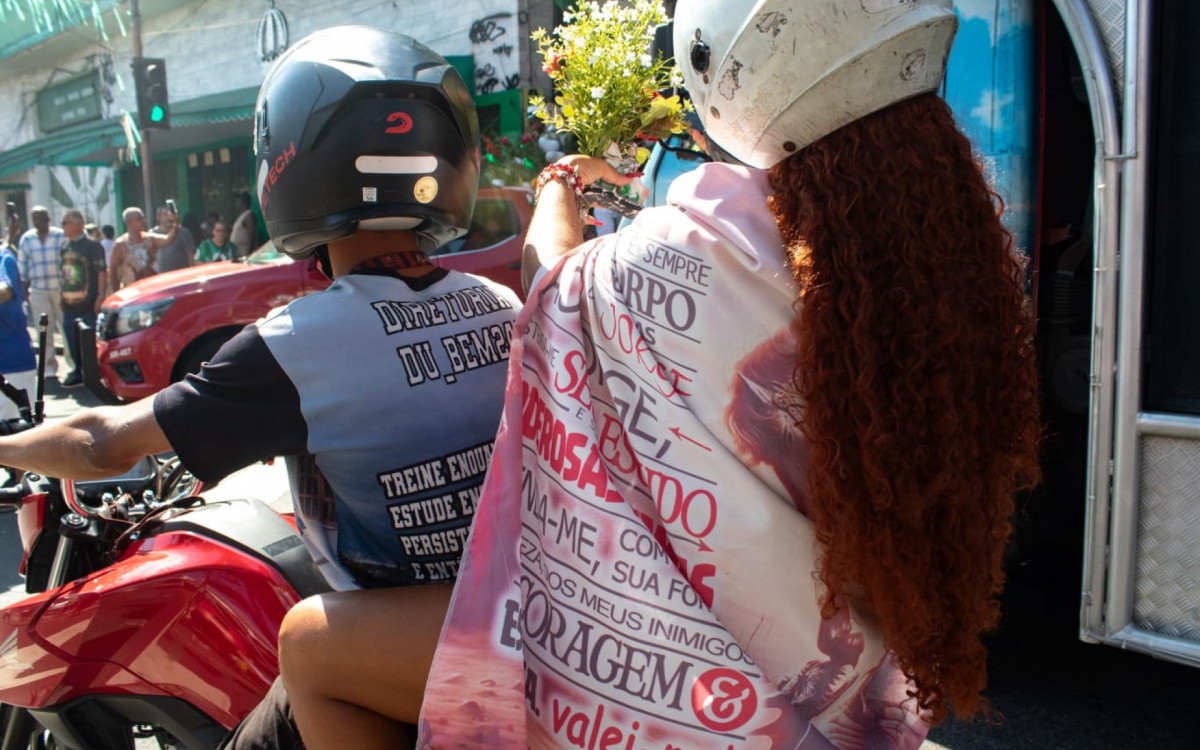 Integrantes do Imp&eacute;rio Serrano em carreata em homenagem a S&atilde;o Jorge