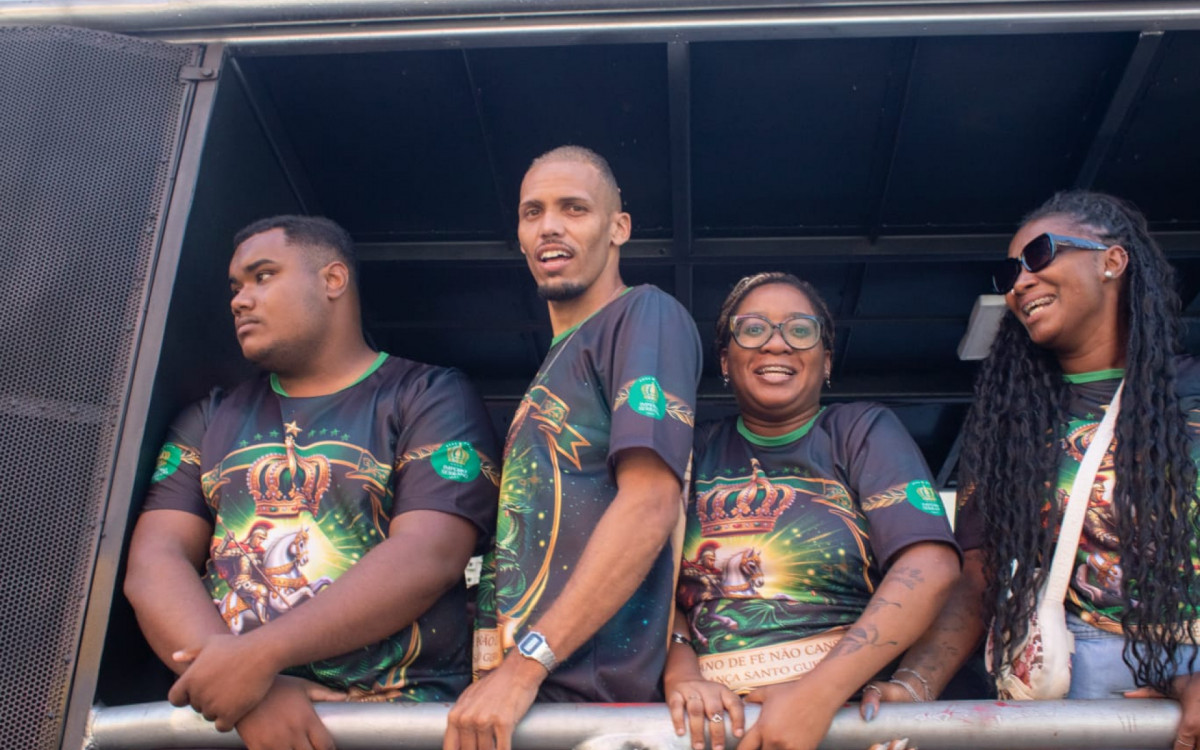 Integrantes do Imp&eacute;rio Serrano em carreata em homenagem a S&atilde;o Jorge