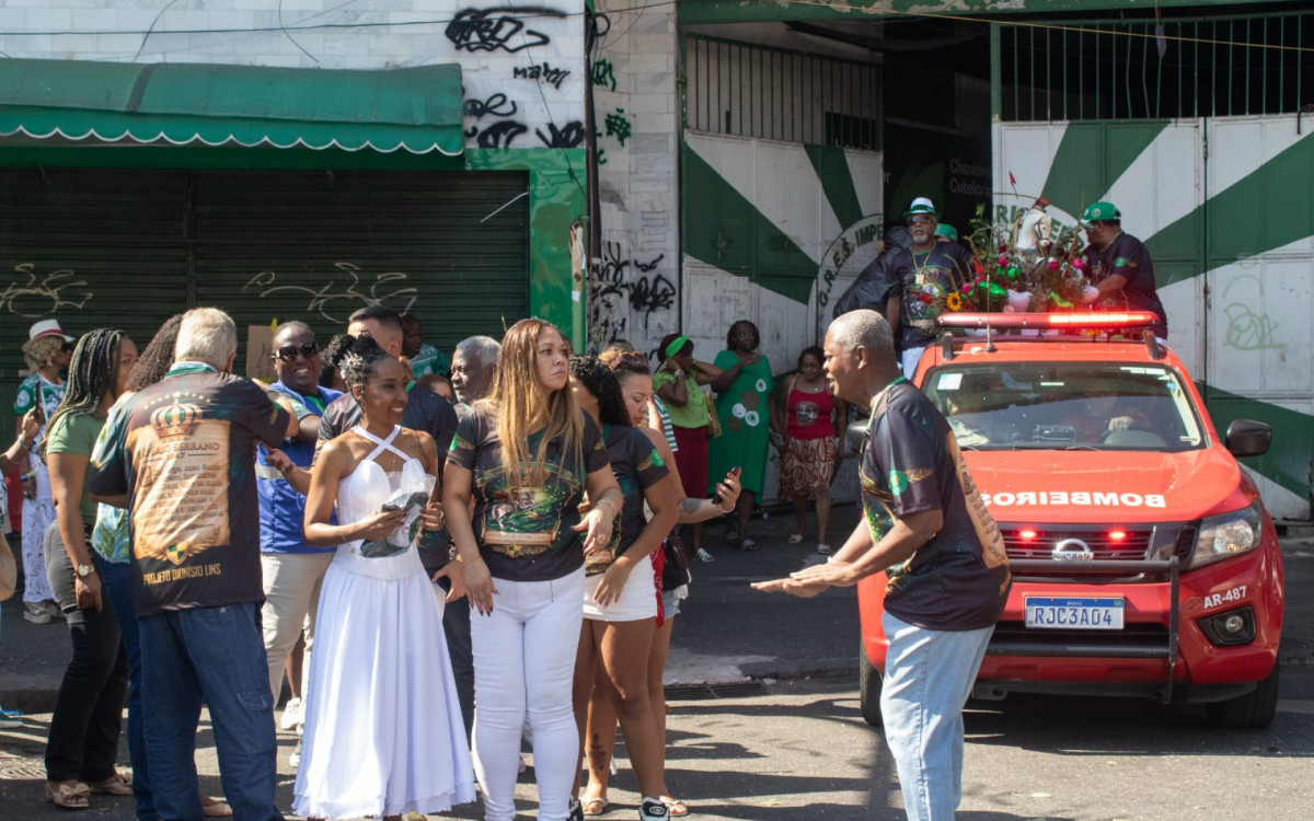 Concentra&ccedil;&atilde;o na quadra do Imp&eacute;rio Serrano para in&iacute;cio da carreata