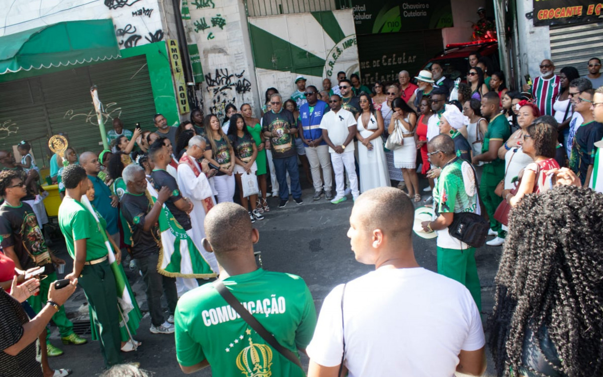 Integrantes do Imp&eacute;rio Serrano em carreata em homenagem a S&atilde;o Jorge