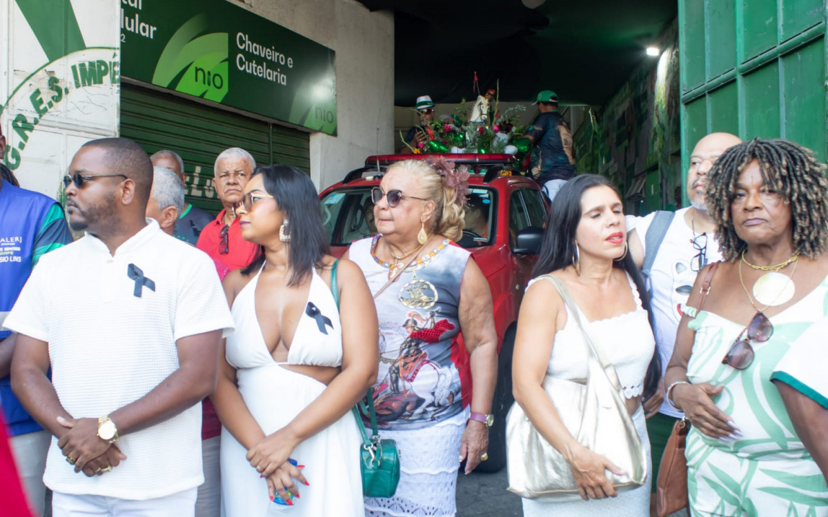 Integrantes do Imp&eacute;rio Serrano em carreata em homenagem a S&atilde;o Jorge