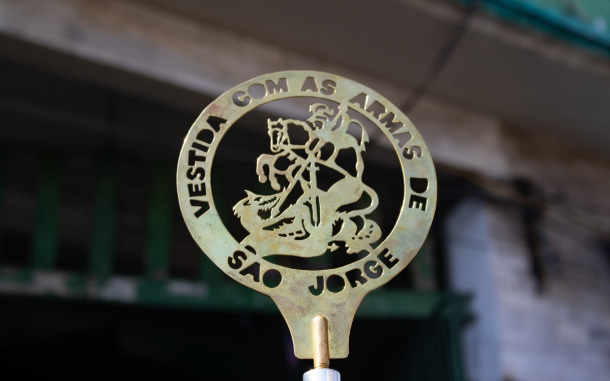 Carreata do Imp&eacute;rio Serrano percorreu ruas da Zona Norte em homenagem a S&atilde;o Jorge