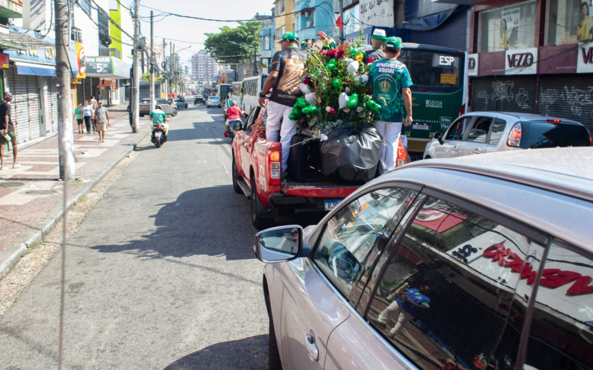 Carreata do Imp&eacute;rio Serrano percorreu ruas da Zona Norte em homenagem a S&atilde;o Jorge