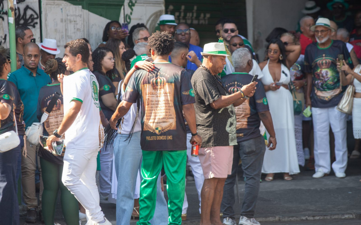 Concentra&ccedil;&atilde;o na quadra do Imp&eacute;rio Serrano para in&iacute;cio da carreata