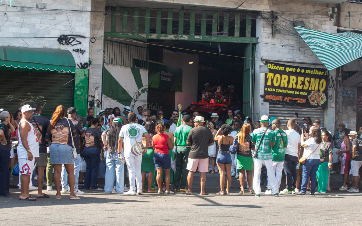 Concentra&ccedil;&atilde;o na quadra do Imp&eacute;rio Serrano para in&iacute;cio da carreata