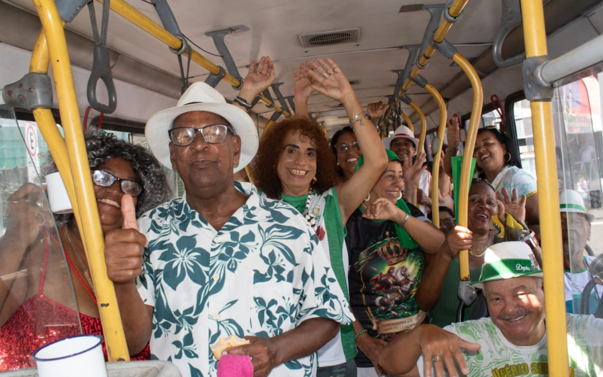 Integrantes do Imp&eacute;rio Serrano em carreata em homenagem a S&atilde;o Jorge