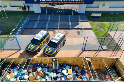 PRF apreende 12,6 toneladas de maconha em caminhão