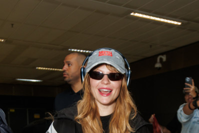 Luísa Sonza desembarca em São Paulo e recebe carinho dos fãs