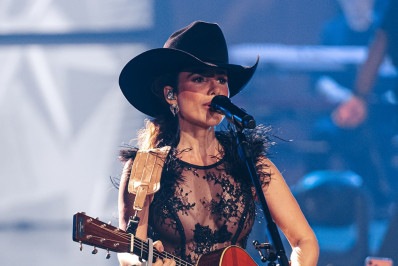 Paula Fernandes desabafa e diz que já foi traída e viveu abuso