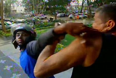 Vídeo: Morador é assaltado por motoqueiro em frente a condomínio em Laranjeiras