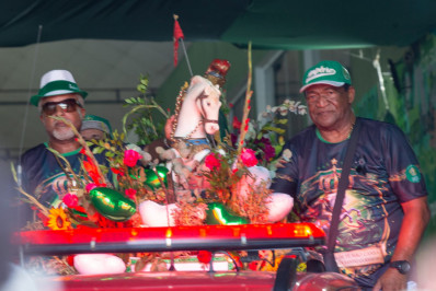 Império Serrano celebra São Jorge e realiza tradicional carreata na Zona Norte