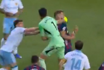 Ex-goleiro do Boca perde a cabeça, acerta soco em rival em clássico contra degola na Espanha