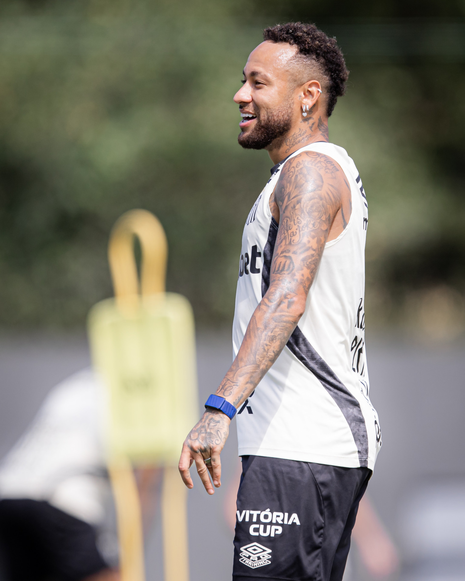 Depois de ser poupado contra o Bahia, Neymar é ausência em treino do Santos
