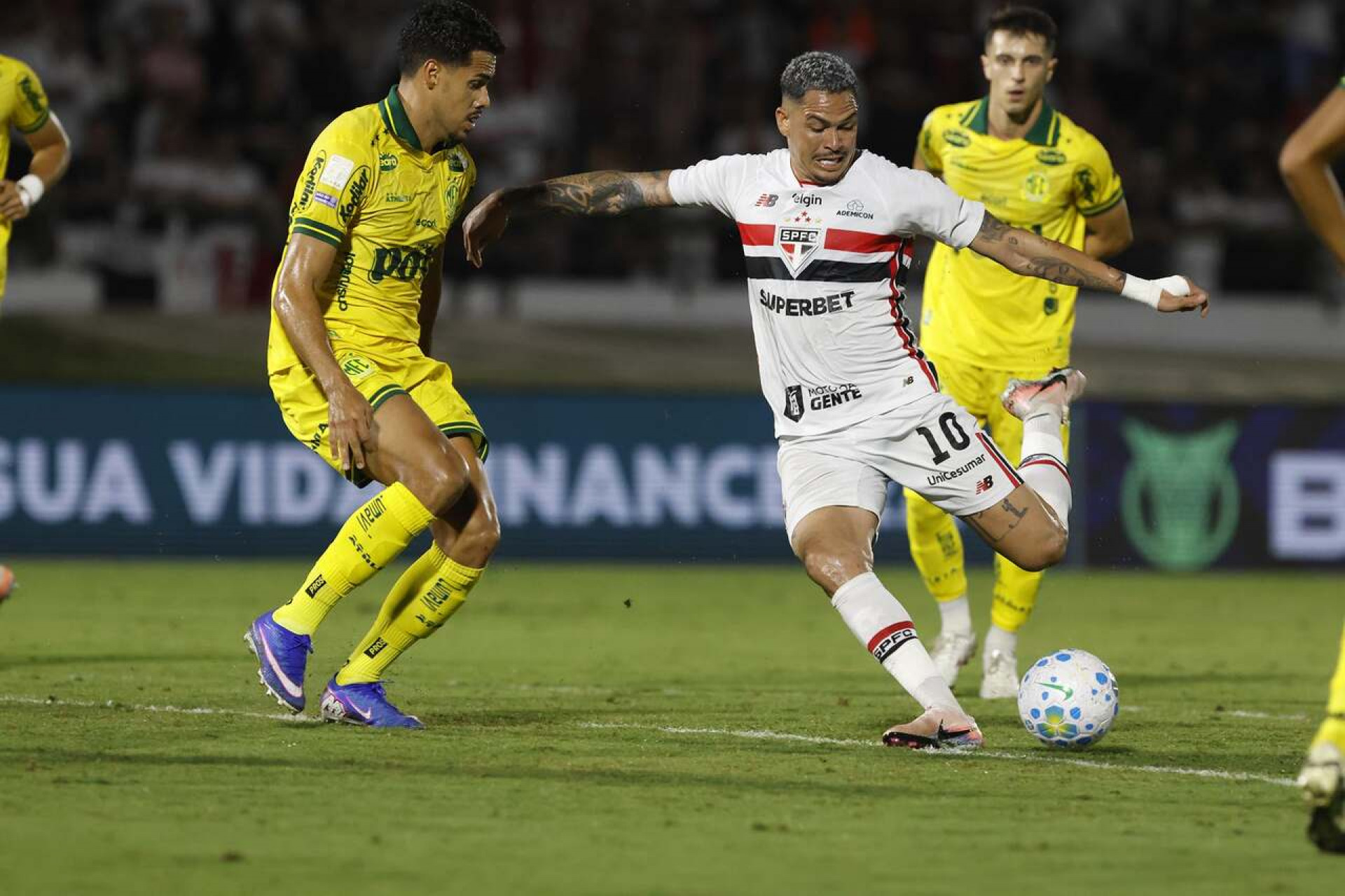 Luciano supera Ceni e vira terceiro maior artilheiro do S&atilde;o Paulo no Brasileir&atilde;o