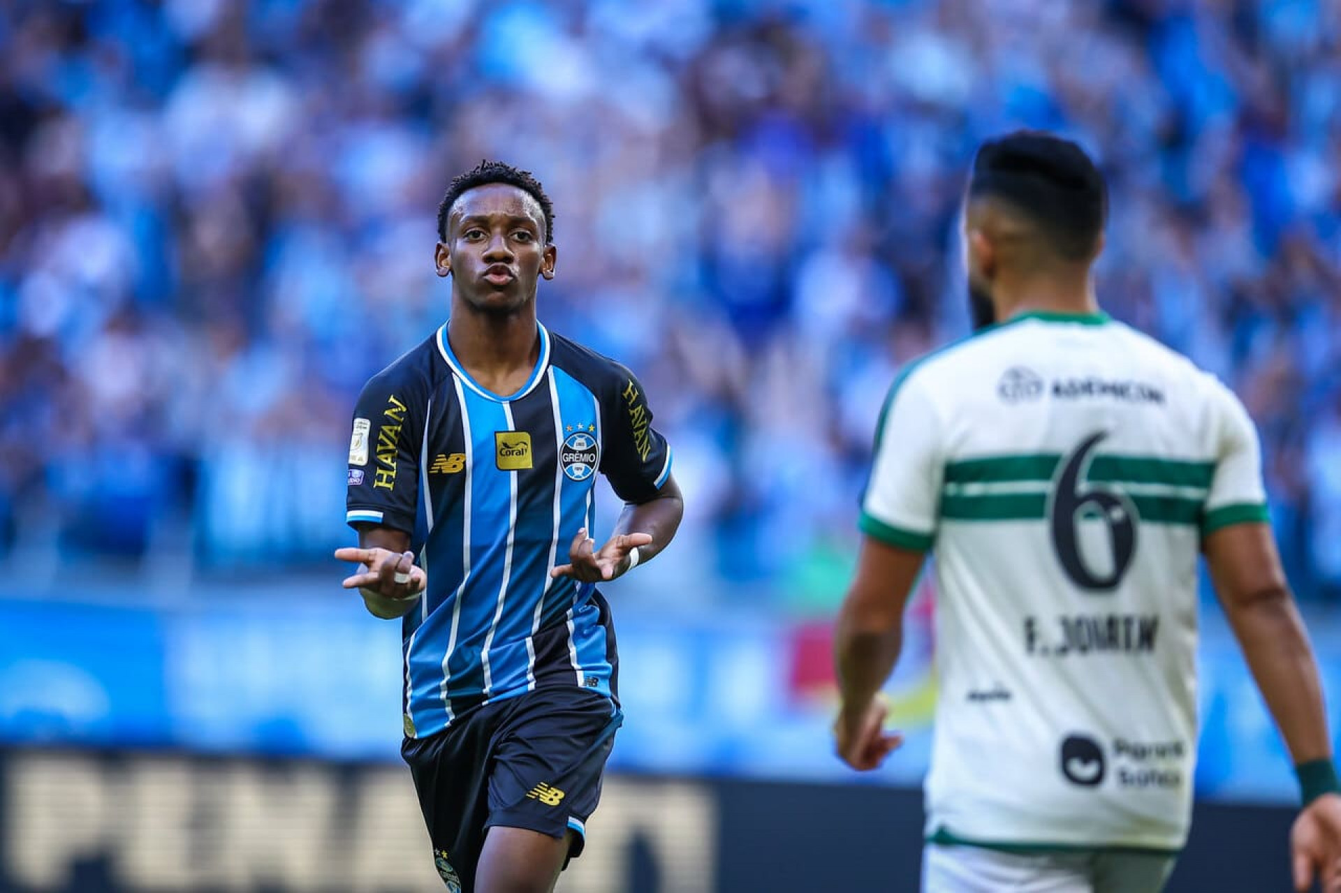 Gabriel Mec faz seu primeiro gol como profissional e Gr&ecirc;mio vence o Coritiba