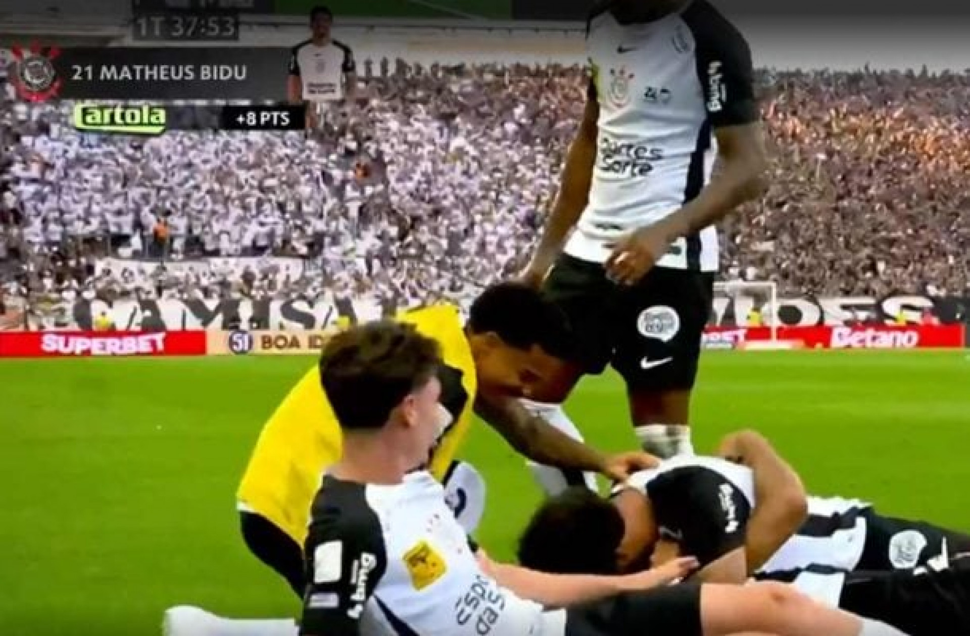 Corinthians supera expuls&atilde;o, vence Vasco e deixa Z4 do Brasileir&atilde;o