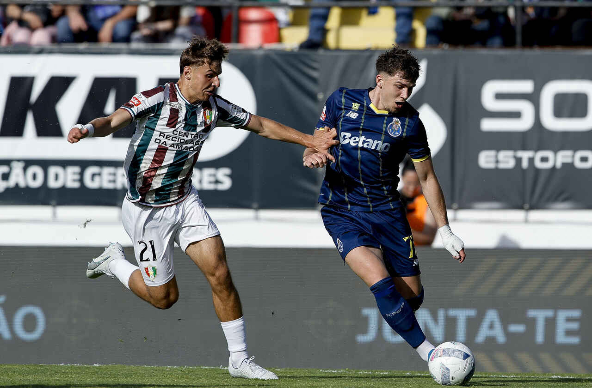 Porto bate Estrela Amadora, fora de casa, e fica ainda mais perto do t&iacute;tulo