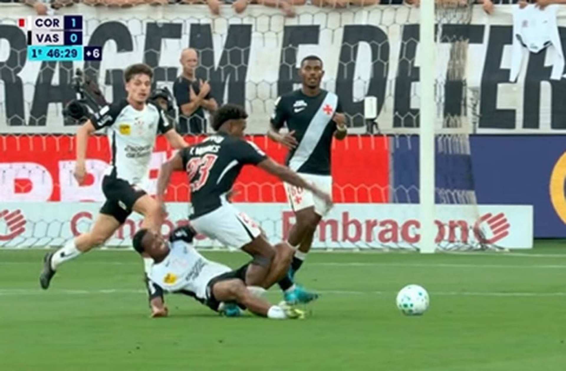 Andr&eacute;, do Corinthians, &eacute; expulso e leva bronca de Diniz