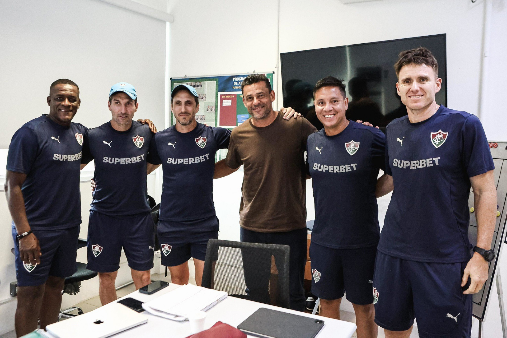 Fred visita CT do Fluminense e acompanha trabalho de Zubeldia para curso da Uefa