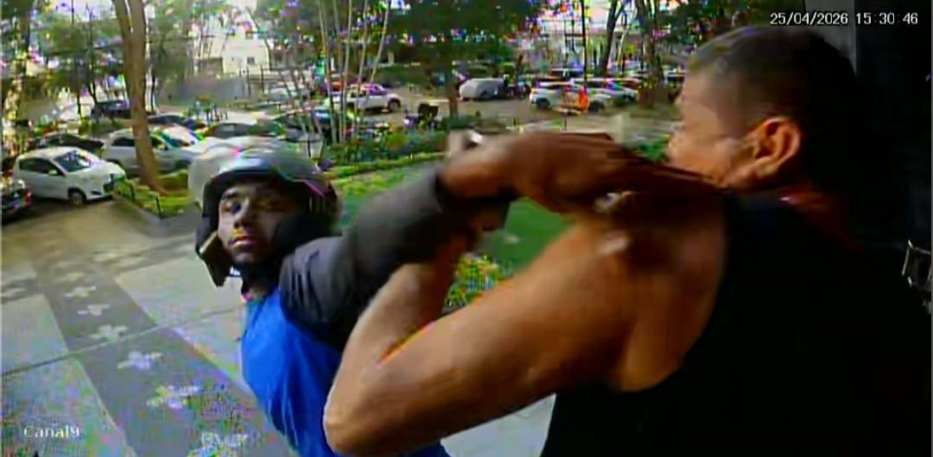 Vídeo: Morador é assaltado por motoqueiro em frente a condomínio em Laranjeiras