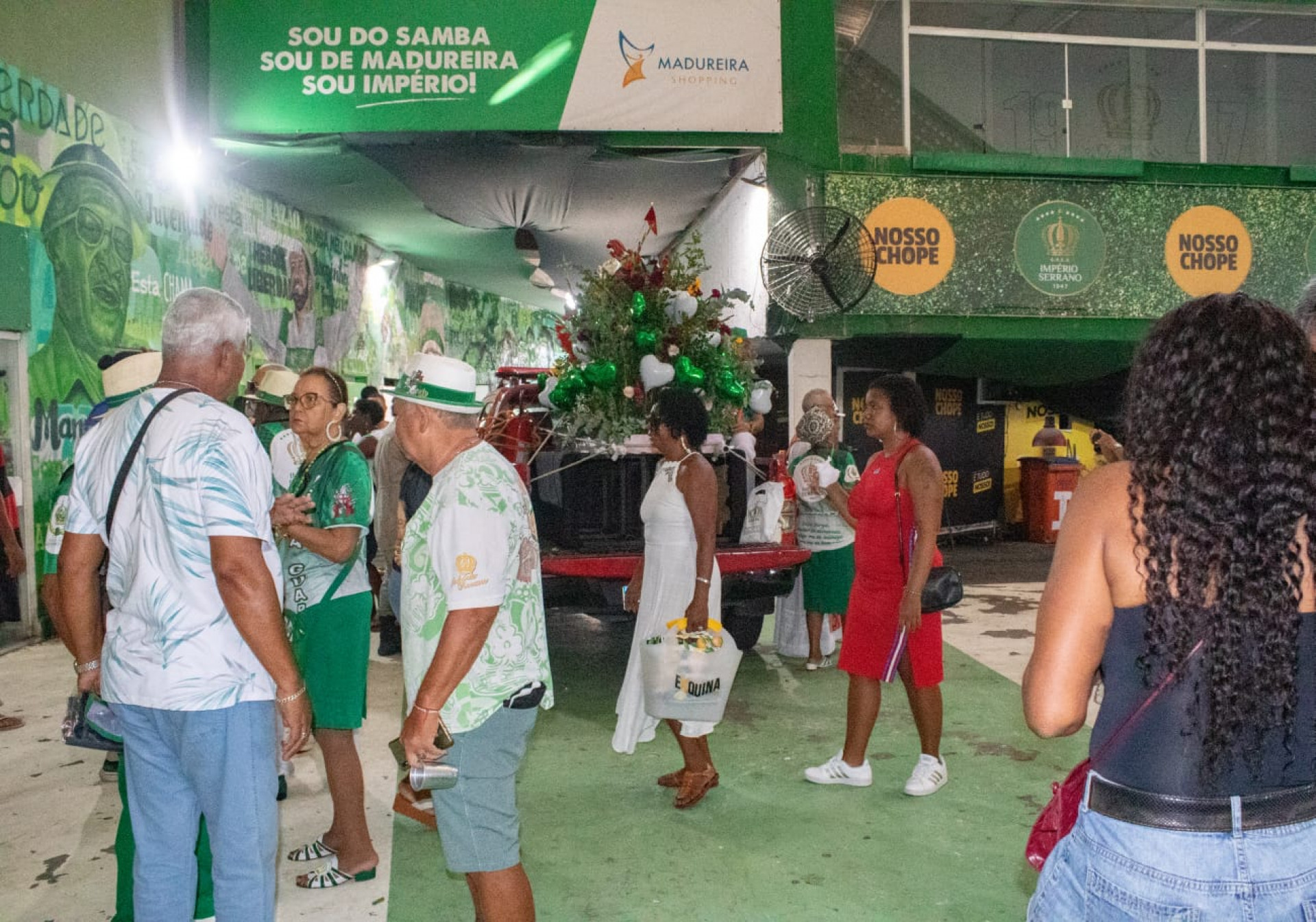 Integrantes do Império Serrano em carreata em homenagem a São Jorge - Érica Martin/Agência O DIA