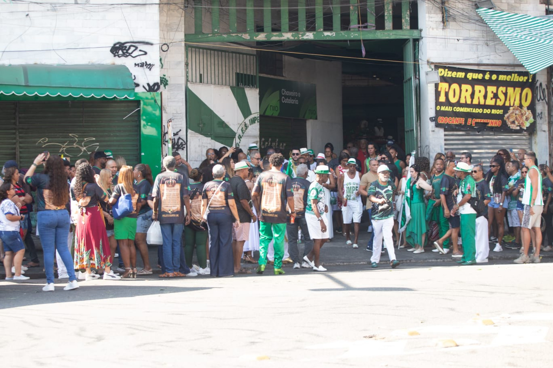 Integrantes do Império Serrano em carreata em homenagem a São Jorge - Érica Martin/Agência O DIA