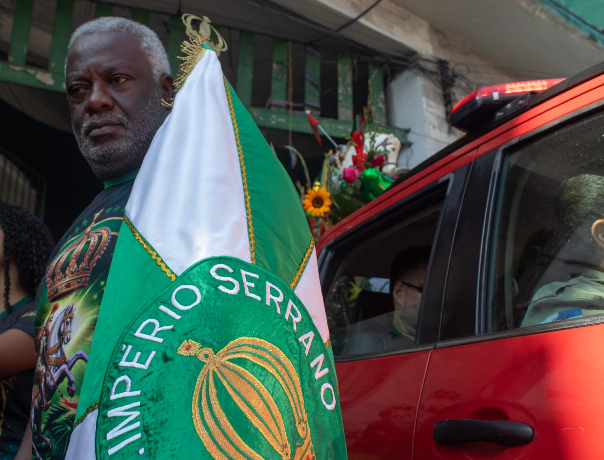 Integrantes do Império Serrano em carreata em homenagem a São Jorge - Érica Martin/Agência O DIA