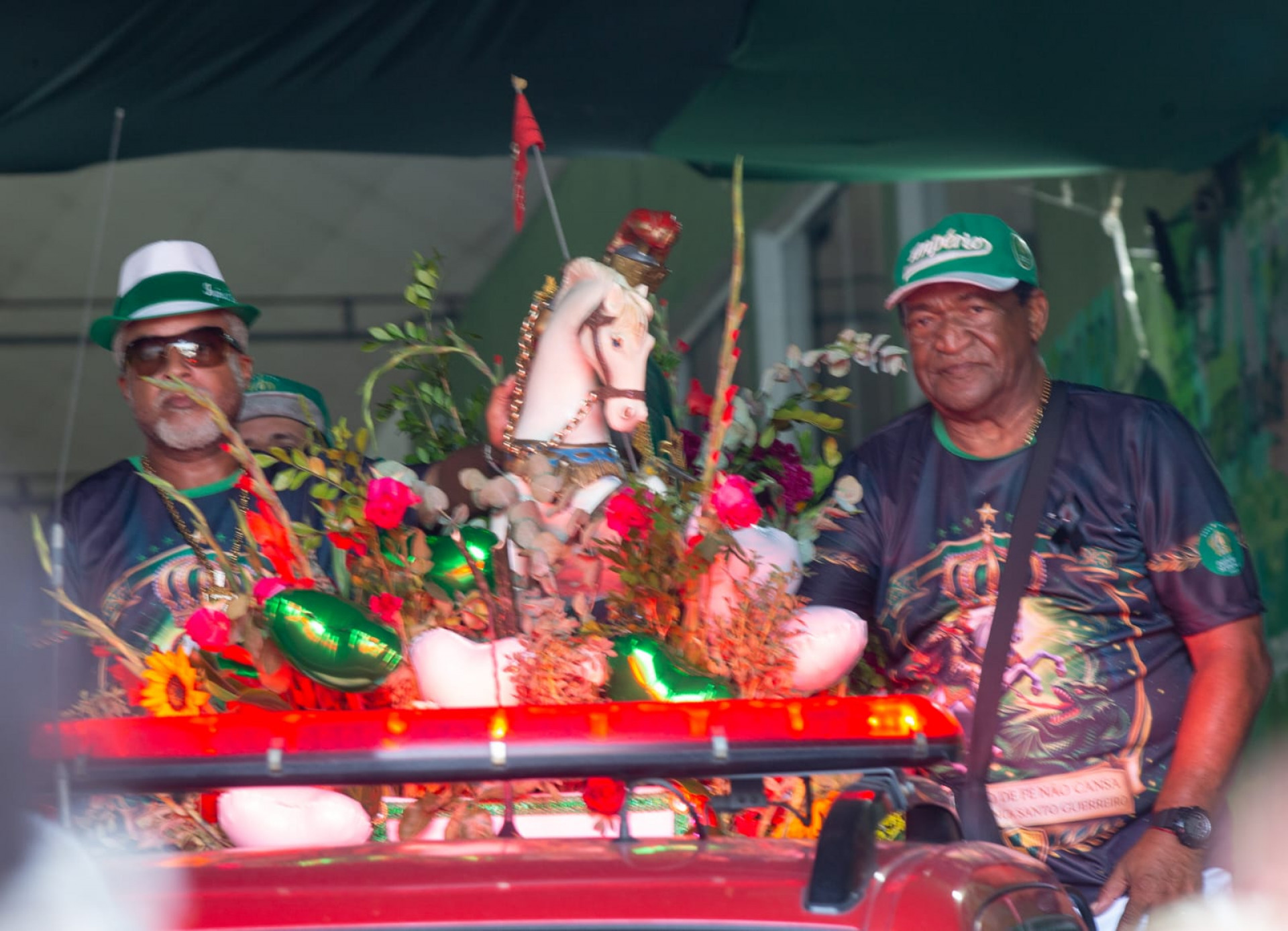 Carreta de São Jorge do Império Serrano percorreu ruas da Zona Norte - Érica Martin/Agência O DIA